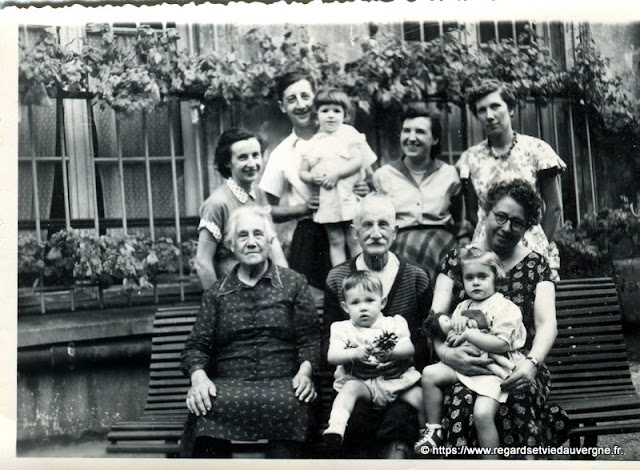 Photo noir et blanc ancienne : grands parents, enfants et petits enfants