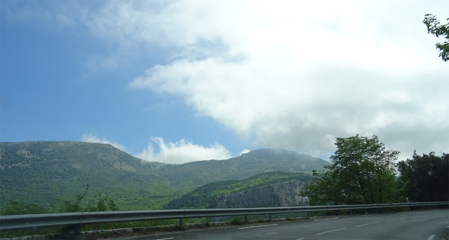 Serpentinen nach Gourdon, Route de Grasse, Fahrbahn, Felsen, Wolken und Berge