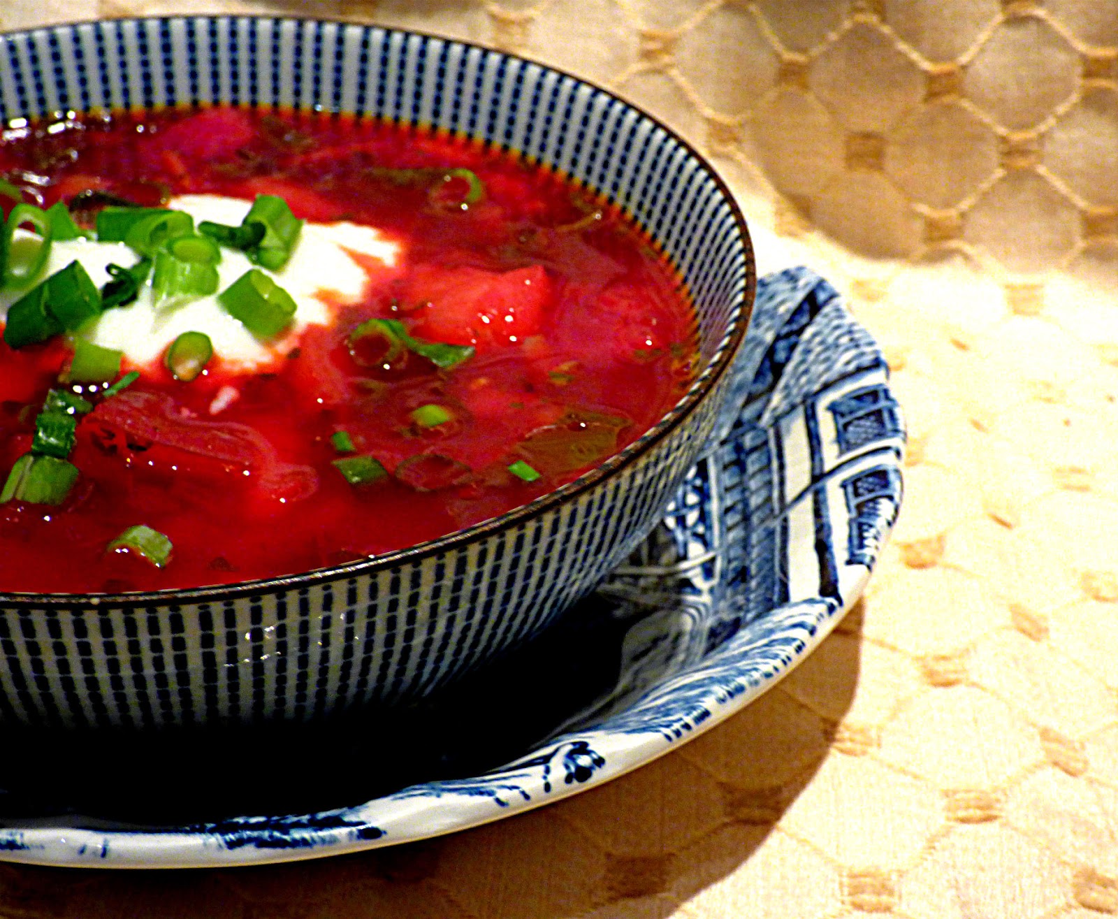 Борщ испортился. Что делать если Пересолил суп борщ. Как сделать солёный суп красной и сметану.