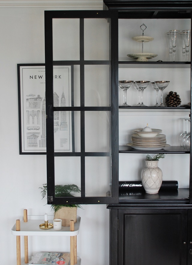 Male vitrineskap svart Materialvalg for baderomsmøbler