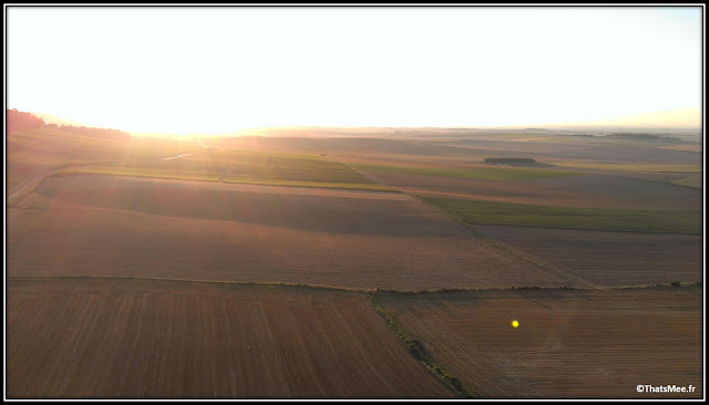 Baptême de montgolfière lever soleil campagne champs aurore