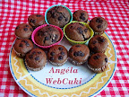 Kakaós muffin meggyel töltve, rumaromával és fahéjjal ízesített sütemény, étcsokoládécseppekkel megszórva.