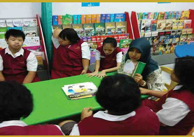 Sahabat Dunia Pendidikan yang berbahagia Buku Panduan Gerakan Literasi Sekolah (GLS) di SLB