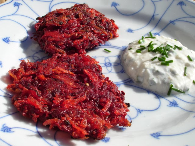 Kochbuch für Max und Moritz: Rote Bete Puffer mit Meerrettich Dip