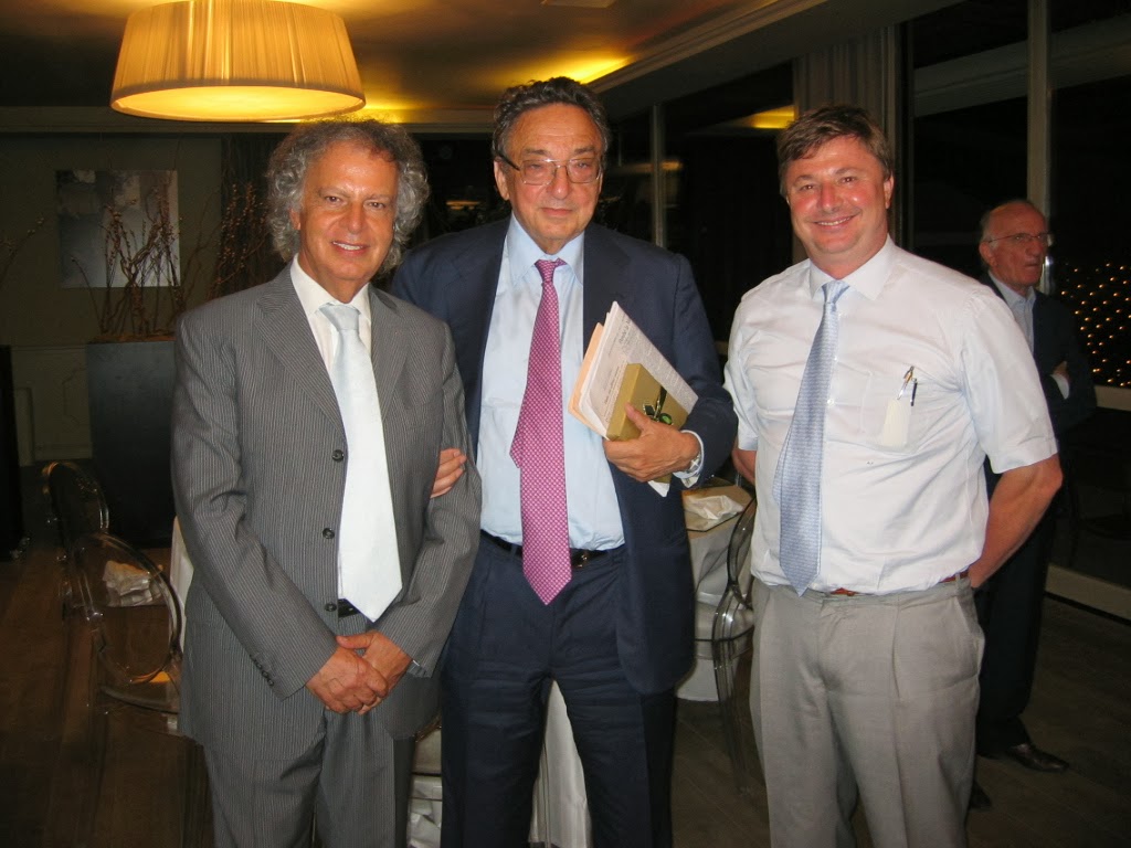 Il dott. LAURENZANO, (primo da sinistra) con personalità politiche, dopo una serata Lions.