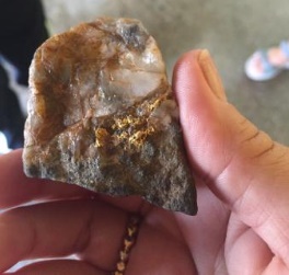 ouro livre no quartzo oxidado