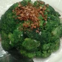 David's Tea House Steamed broccoli topped with garlic bits