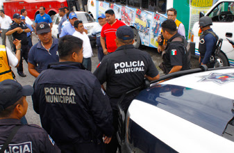 Taxistas rijosos bloquean tráfico en la López Portillo; impedían aseguramiento de una unidad de Maya Caribe