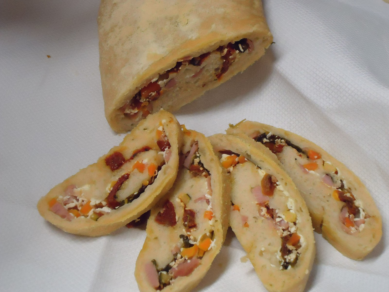 Pane di Mozzarella farcito con Verdure Miste e Prosciutto