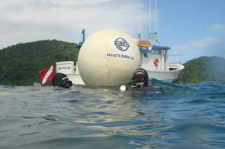 buzos tomando aire junto a la boya que marca el lugar del naufragio