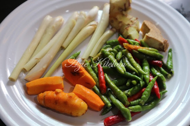 Rendang Itik Salai Dengan Daun Puding 