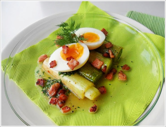 Lauwarmer Lauch mit Ei an Speck-Senf-Vinaigrette Lauwarmer Lauch mit Ei an Speck-Senf-Vinaigrette
