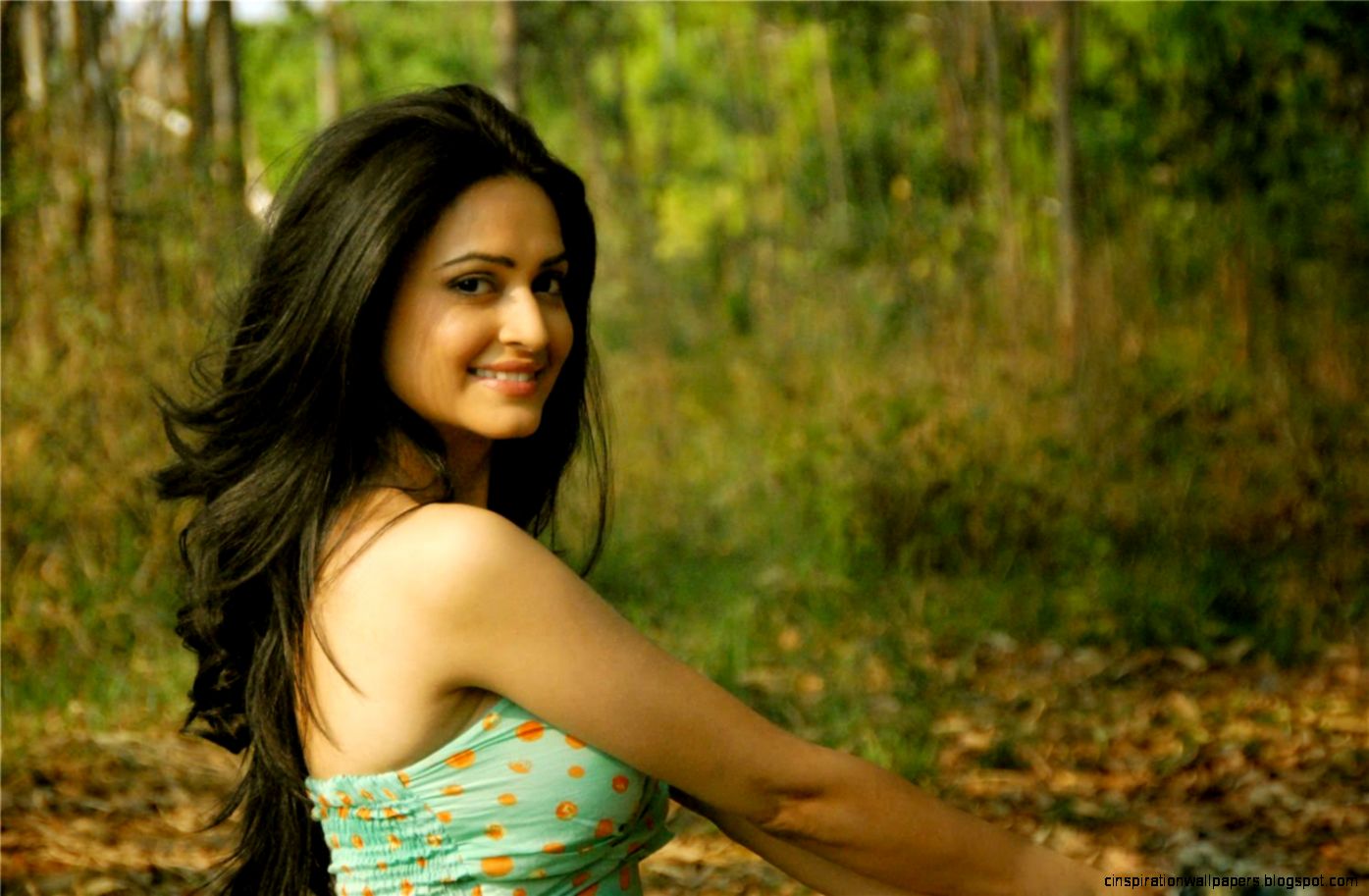 Unique HD Wallpapers 4U Kriti Kharbanda Beautiful HD Wallpaper Free