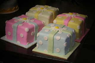 sweet polkadot mini cakes