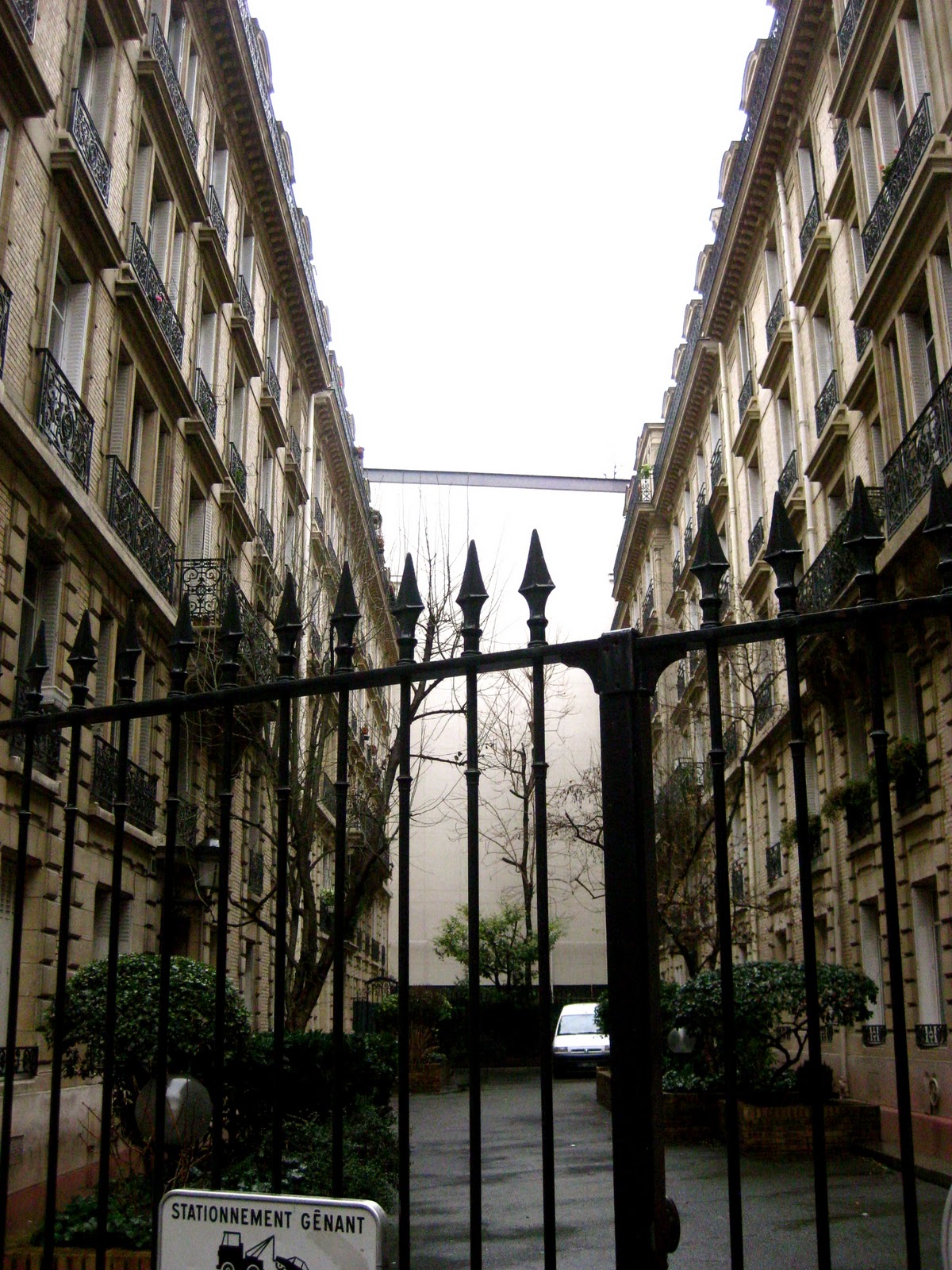 Arthur est un perroquet 35 Tage Paris Pigalle