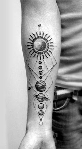 Uma coleção de entidades cósmicas são amarrados juntos por uma linha pontilhada neste tatuagem tinta para o usuário do antebraço.