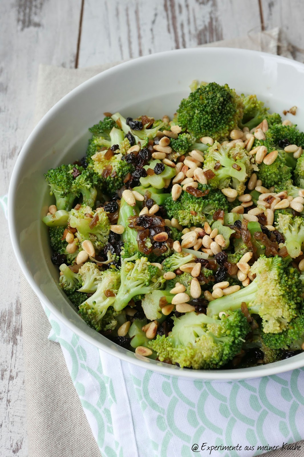 Experimente aus meiner Küche: Brokkolisalat mit Rosinen und Pinienkernen