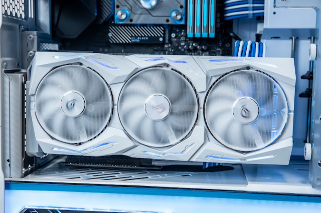 ROG Strix GeForce RTX 2080 Ti潮競白電競顯示卡採用消光設計的白色護蓋、風扇、框架與背板,並在護蓋和背板上也內建的Aura RGB燈光效果。 ROG Strix GeForce RTX 2080 Ti潮競白電競顯示卡採用消光設計的白色護蓋、風扇、框架與背板,並在護蓋和背板上也內建的Aura RGB燈光效果。