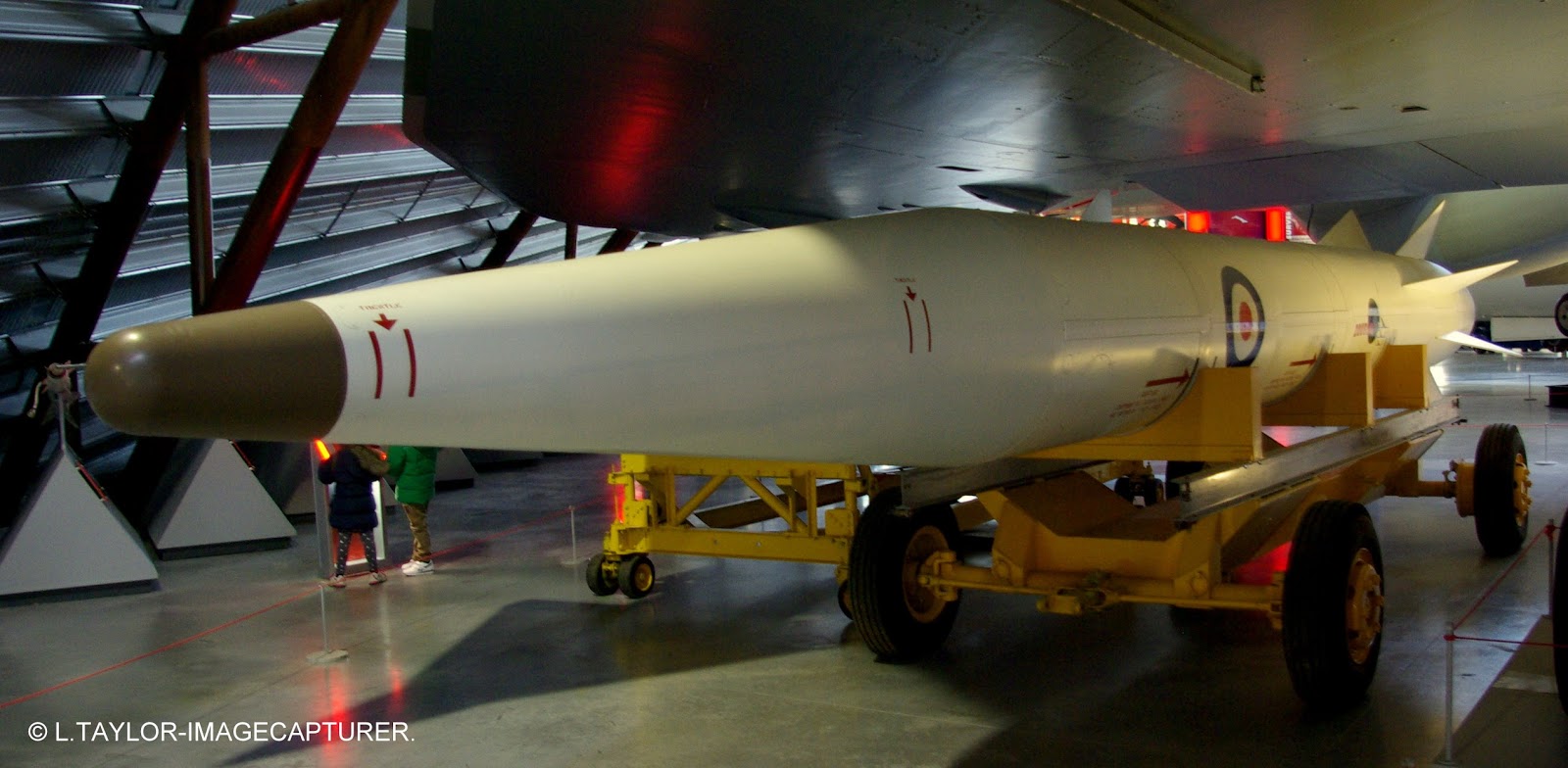 Как называется песня ракета бомба. Skybolt ракета. Российская бомба-ракета. Дукс бомба ракета. Тележка для ракеты бомб.