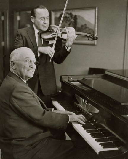 http://3.bp.blogspot.com/-IcRm0ked0D4/UIsroYicJJI/AAAAAAAAbOw/ZCtiZ22QI1E/s1600/HarryTruman-JackBenny-piano-and-violin-03September1959.jpg