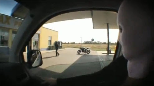 Video :  他人のオートバイに勝手に大量の風船をつけて、「カールじいさんの空飛ぶ家」状態で宙に浮かしてしまう、ひどいイタズラの生ビデオ ! !