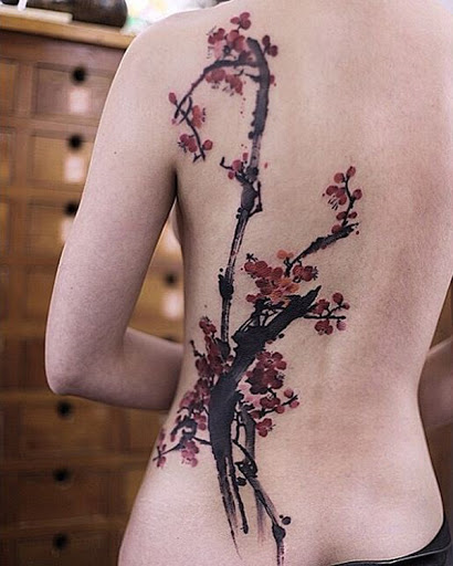 Encantador da flor de cerejeira tatuagem nas costas. Traçados de pincel inspirado, o simples traços que compõem os ramos da cerejeira em flor contribui para a inocência e a beleza que as flores indicar. (Foto: Fontes de imagem)