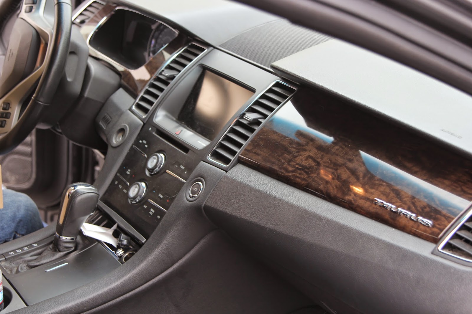 Monney Car Audio Navigation System Upgrade for a Ford Taurus with the