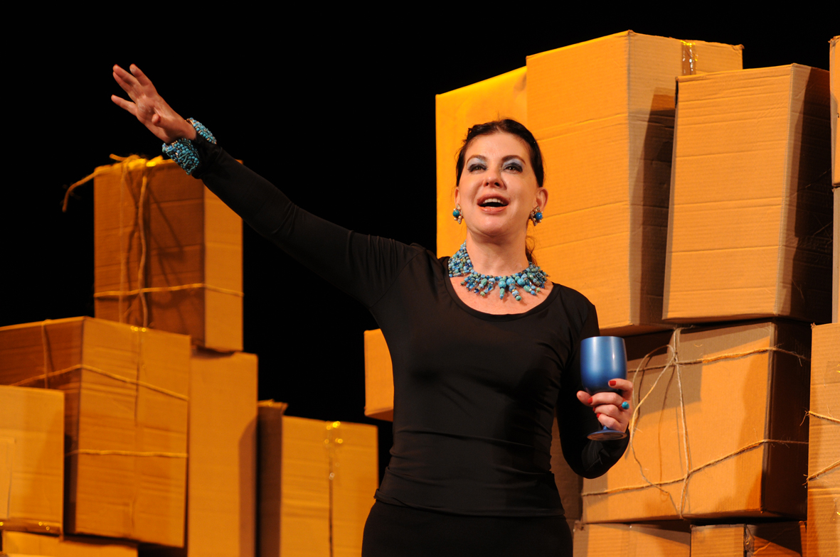 EL ESPECTADOR venezolano Mimí Lazo prosigue monologando