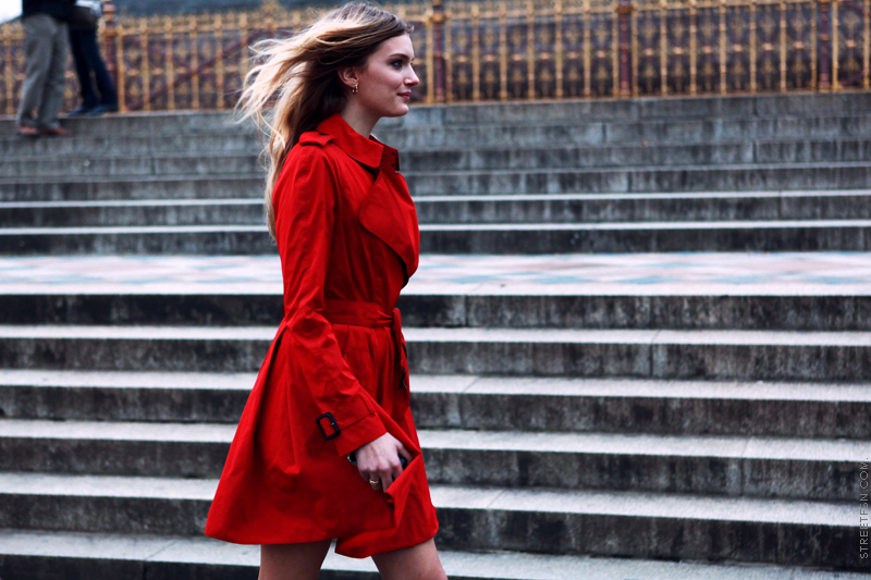 Tom&dink's red dog альбом 1975. Anna zapała red coat. Красный пиджак мужской 90 х. Рождественский гимн на английском. Диана в красном пальто на рождество плачет.