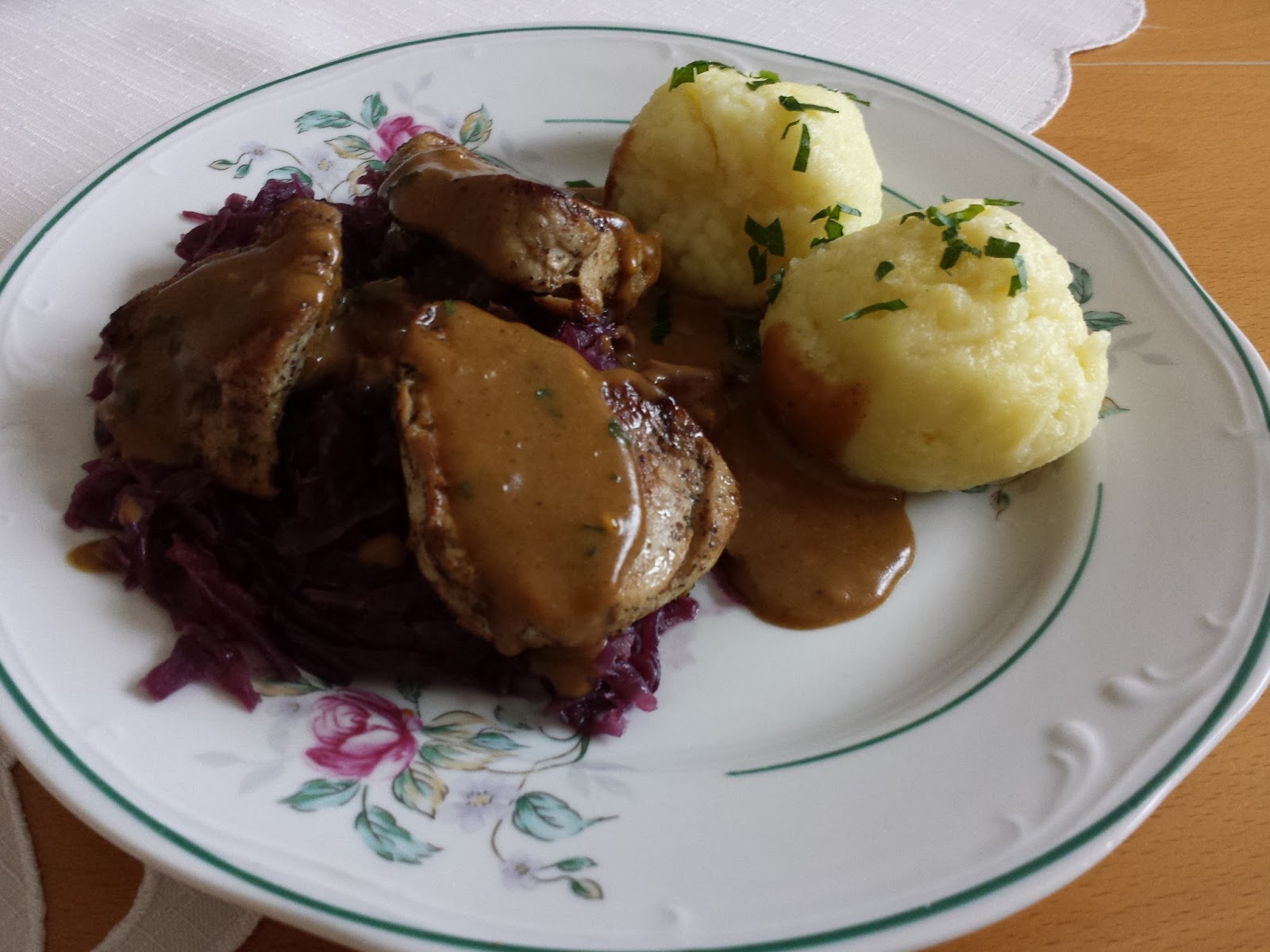 Schweinemedaillons auf Rotkohl - monis_paradise ♥ Schweinemedaillons auf Rotkohl - monis_paradise ♥