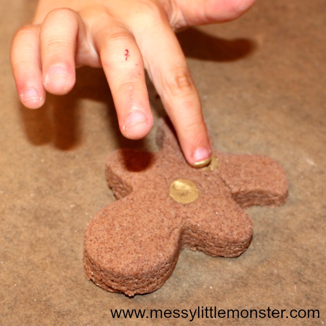 Salt dough fingerprint gingerbread man ornament. A DIY Christmas keepsake idea for toddlers, preschoolers and older kids to make using a cinnamon salt dough recipe.