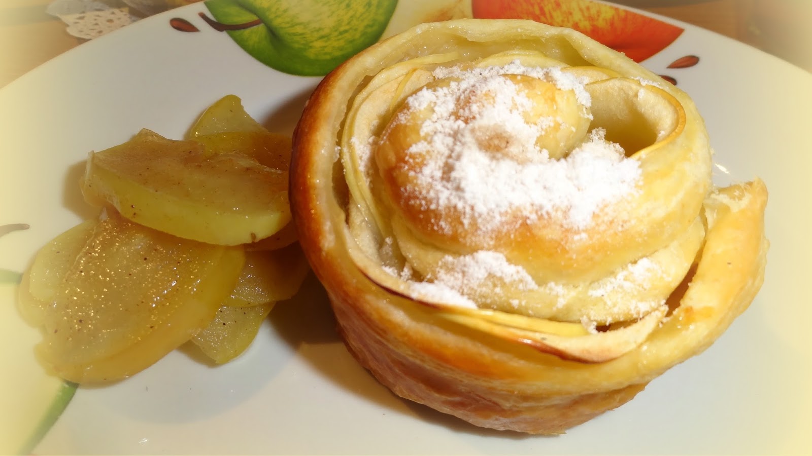 Слойки с яблоком круглые