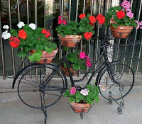 Decorar el jardín con bicicletas viejas, plantas y flores