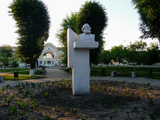 Лунинец. Привокзальная площадь. Памятник Карлу Марксу
