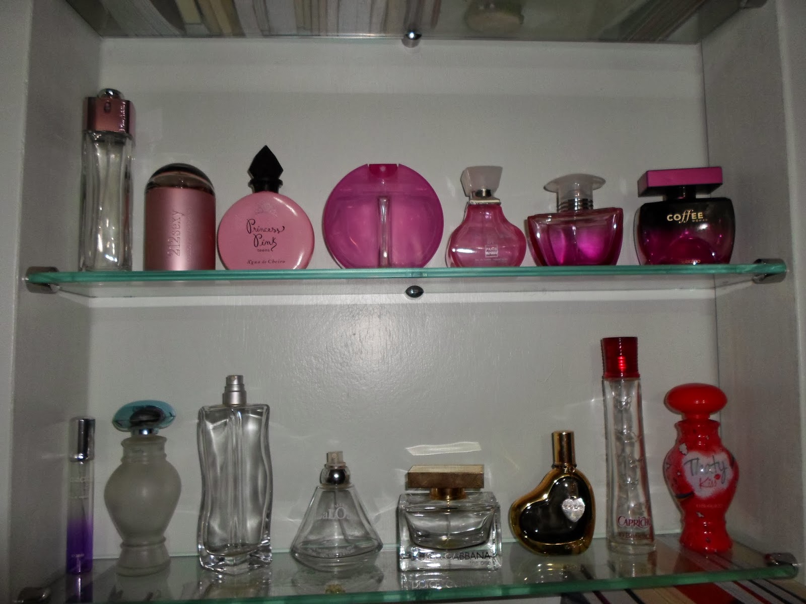 Denise está chamando: Estante ou prateleira com frascos de perfume