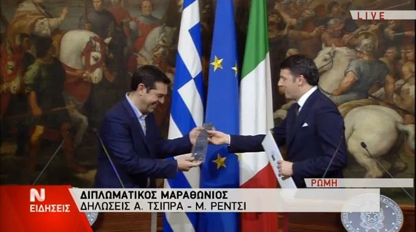 Ο Ιταλός πρωθυπουργός έκανε δώρο στον Τσίπρα μία γραβάτα! (ΒΙΝΤΕΟ)