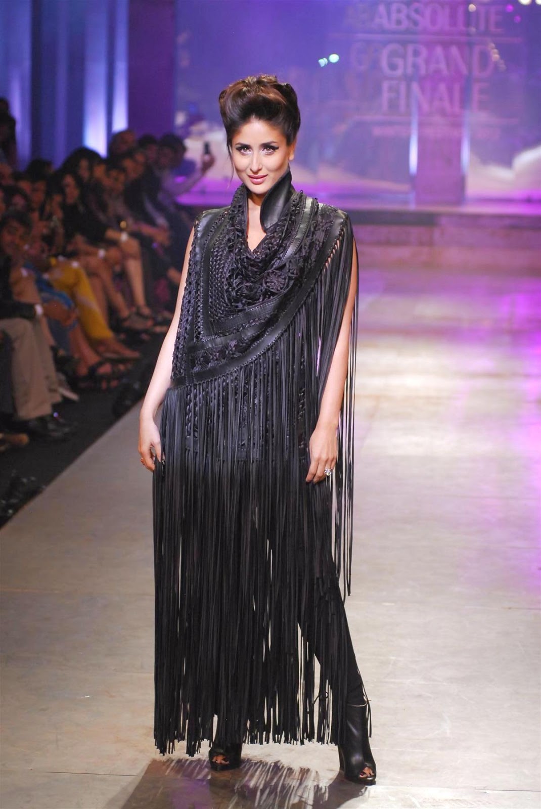 High Quality Bollywood Celebrity Pictures: Kareena Kapoor Looks Hot In