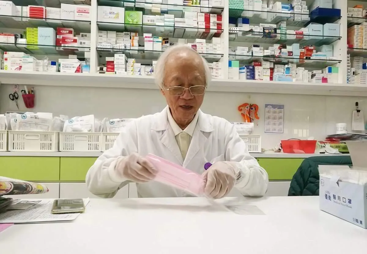 台南19位70歲老藥師無償協助賣口罩｜還需忍受民眾買不到的飆罵