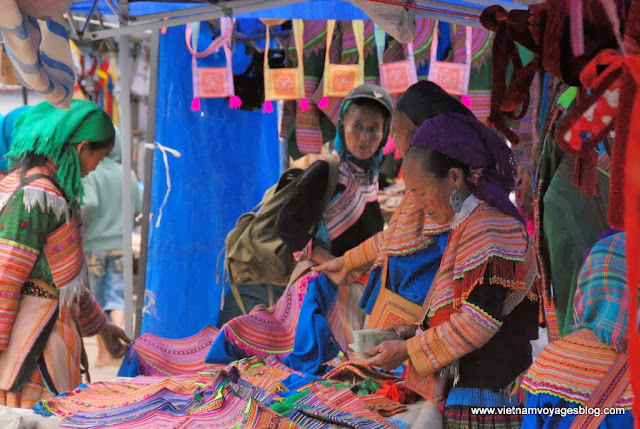La gaiété des habitants au marché hebdomadaire à Bac Ha - Photo An Bui