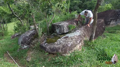 Bizzarri fazendo o que gosta, garimpando pedras na pedreira. Na foto, a pedido de um paisagista, escolhendo pedras para paisagismo com pedras, sendo pedras do tipo naturais para ponte de pedra, banco de pedra, escultura de pedra e lagos com pedras.