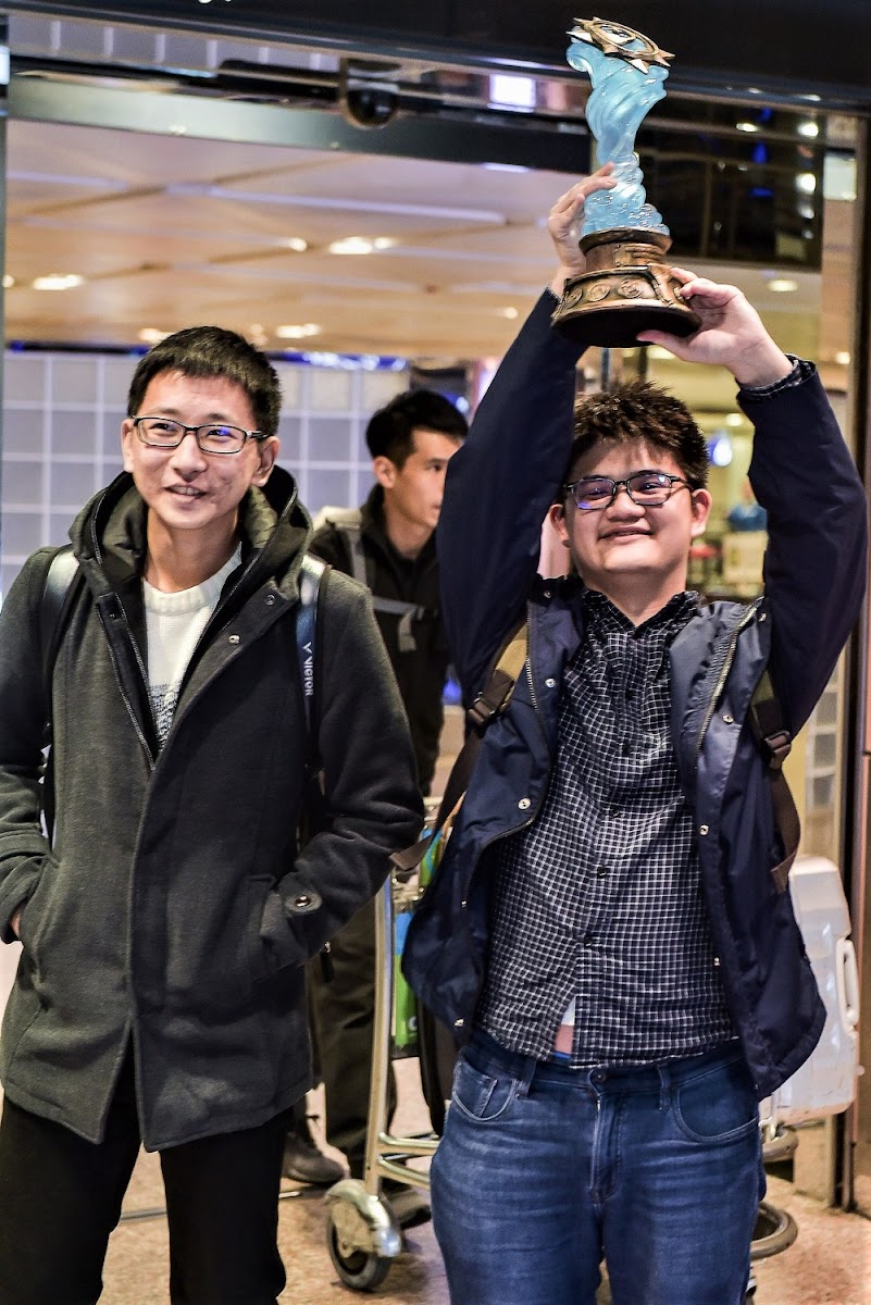 熱情粉絲齊聚機場航廈，迎接2017《爐石戰記》HCT世界總決賽冠軍tom60229與八強選手SamuelTsao歸國！