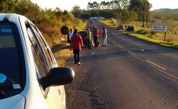 Motorista desvia de animal na pista e capota carro em Iretama