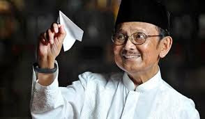 Biografi Singkat Bapak Teknologi Indonesia, B. J. Habibie The Zhemwel