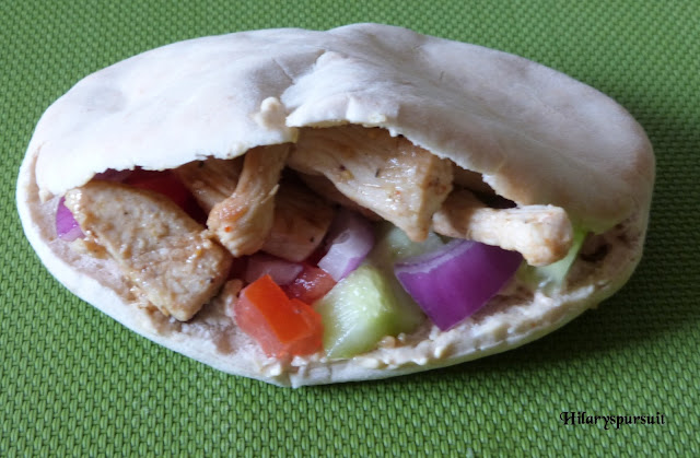 Sandwich pita au poulet mariné, houmous et légumes croquants
