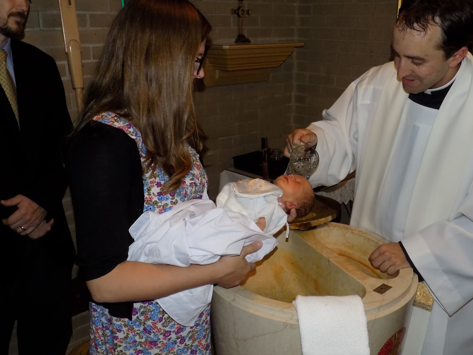 Крестить ребенка. В чем крестить ребенка. Крещение младенца. Крещение маленьких детей в церкви.