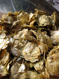 Aged hops, brown and crunchy.
