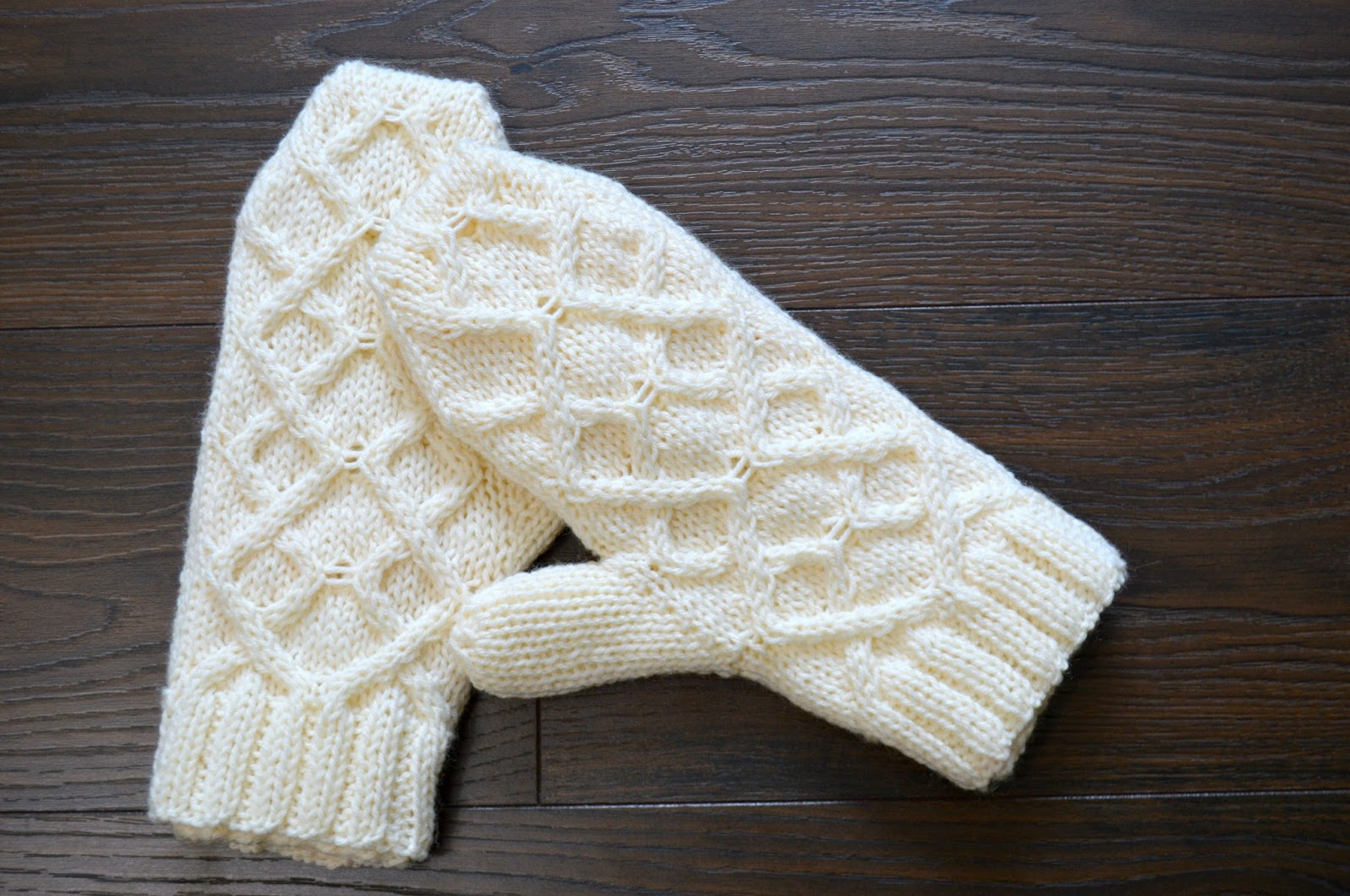 How to Knit Cabled Mittens