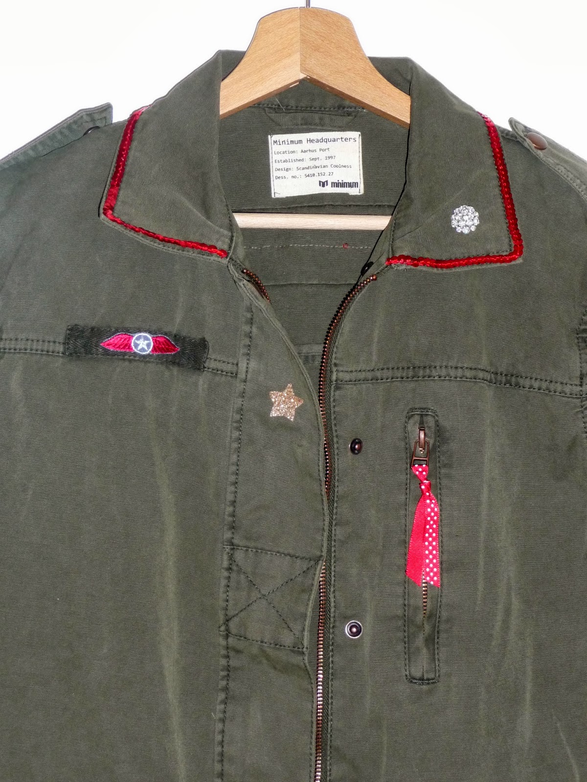 del.mi.so: Veste d'inspiration militaire customis?�e