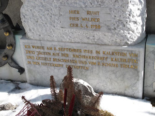 Das Grab eines von Jägern erschossenen Wilderers in Kalkstein