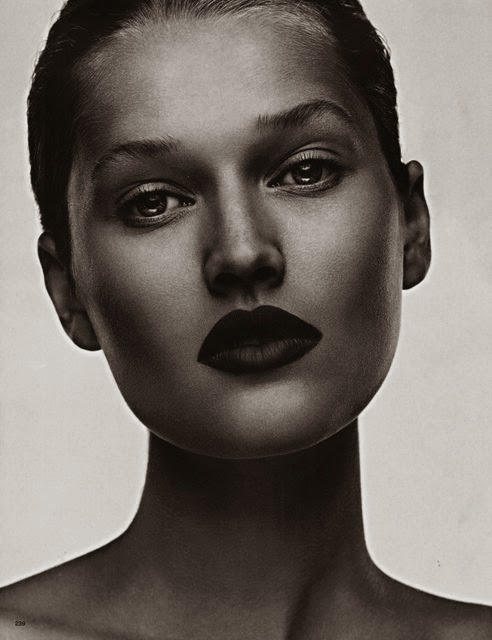 Toni Garrn amazing black and white portrait | Luvtolook | Virtual Styling